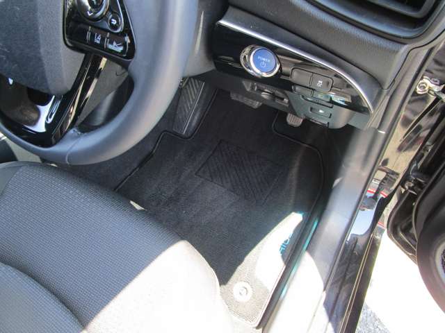 トヨタ プリウス １．８ Ｓ Ｅ－ＦＯＵＲ ４ＷＤ R1年 (中国) 99