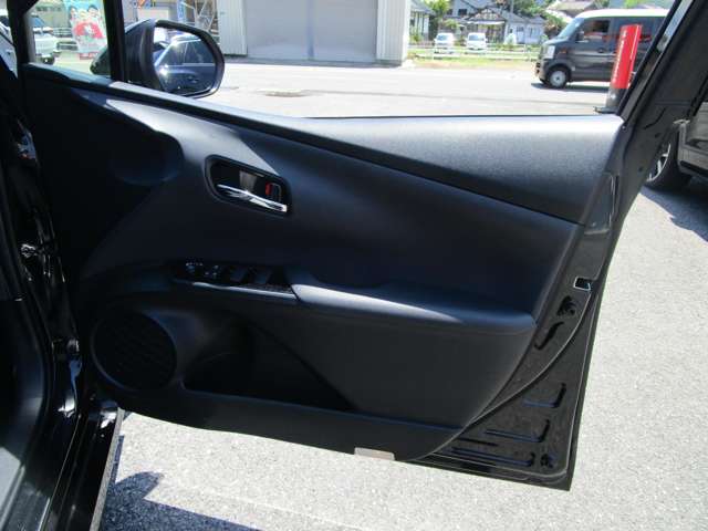 トヨタ プリウス １．８ Ｓ Ｅ－ＦＯＵＲ ４ＷＤ R1年 (中国) 99