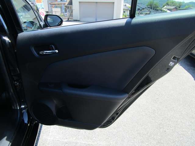 トヨタ プリウス １．８ Ｓ Ｅ－ＦＯＵＲ ４ＷＤ R1年 (中国) 99