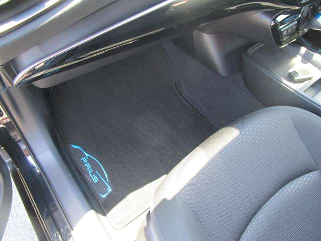 トヨタ プリウス １．８ Ｓ Ｅ－ＦＯＵＲ ４ＷＤ R1年 (中国) 99