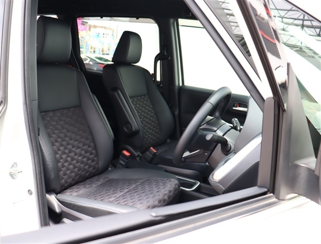 トヨタ ヴォクシー １．８ ハイブリッド Ｓ－Ｚ Ｅ－ＦＯＵＲ ４ＷＤ R4年 (関東) 99