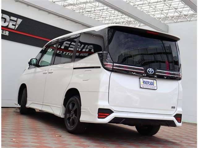 トヨタ ヴォクシー １．８ ハイブリッド Ｓ－Ｚ Ｅ－ＦＯＵＲ ４ＷＤ R4年 (関東) 99