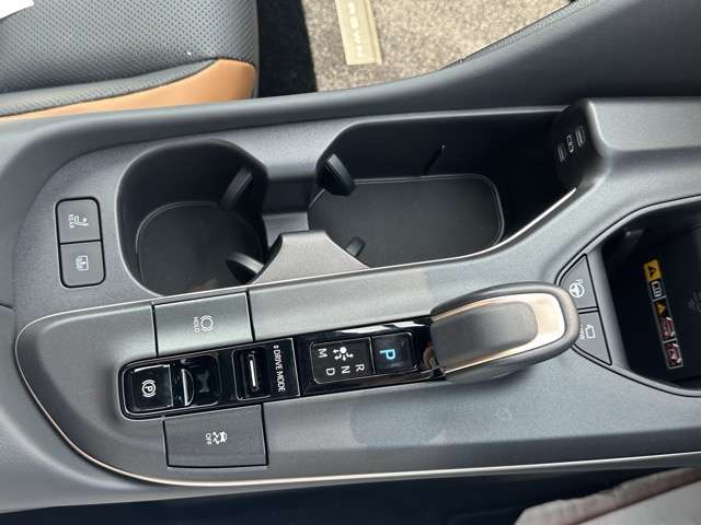 トヨタ クラウン　クロスオーバー　ハイブリッド ２．４ ＲＳ アドバンスト Ｅ－ＦＯＵＲ ＡＤＶＡＮＣＥＤ ４ＷＤ R4年 (東海) 99