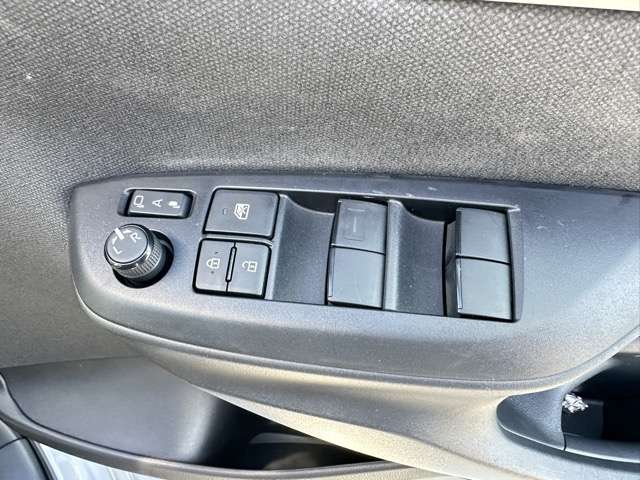 トヨタ ヤリス １．０ Ｘ R4年 (東海) 99