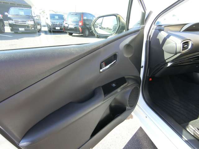 トヨタ プリウス １．８ Ｓ セーフティ プラス ツートーン H30年 (中国) 99