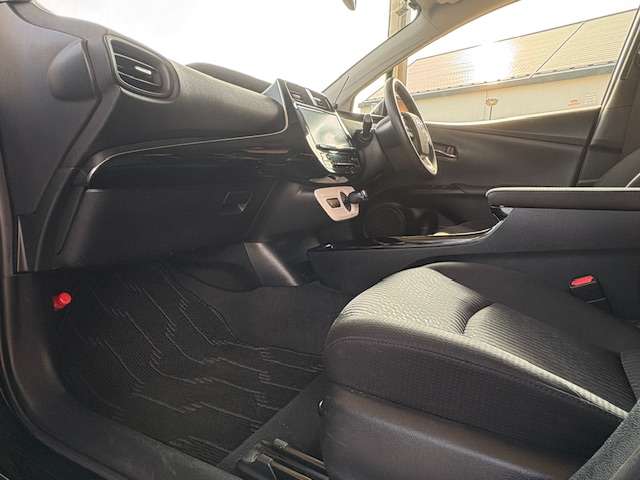 トヨタ プリウス １．８ Ｓ セーフティ プラス Ｅ－ＦＯＵＲ ４ＷＤ H30年 (東北) 99