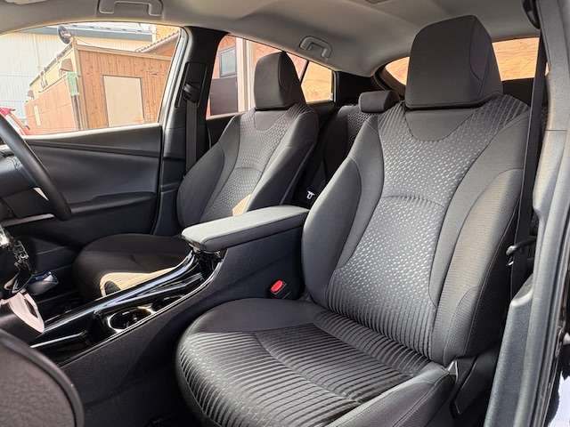 トヨタ プリウス １．８ Ｓ セーフティ プラス Ｅ－ＦＯＵＲ ４ＷＤ H30年 (東北) 99