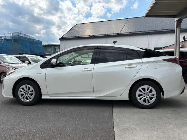 トヨタ プリウス １．８ Ｓ Ｅ－ＦＯＵＲ ４ＷＤ H28年 (東北) 99