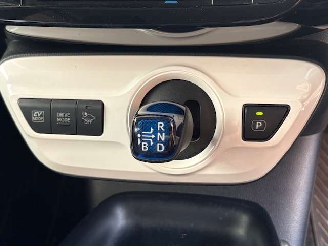 トヨタ プリウス １．８ Ｓ Ｅ－ＦＯＵＲ ４ＷＤ H28年 (東北) 99