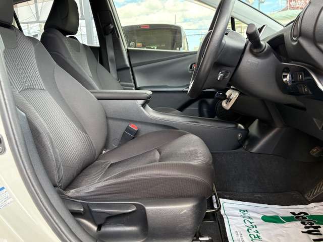 トヨタ プリウス １．８ Ｓ Ｅ－ＦＯＵＲ ４ＷＤ H28年 (東北) 99