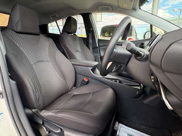 トヨタ プリウス １．８ Ｓ Ｅ－ＦＯＵＲ ４ＷＤ H28年 (東北) 99