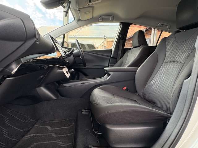 トヨタ プリウス １．８ Ｓ Ｅ－ＦＯＵＲ ４ＷＤ H28年 (東北) 99