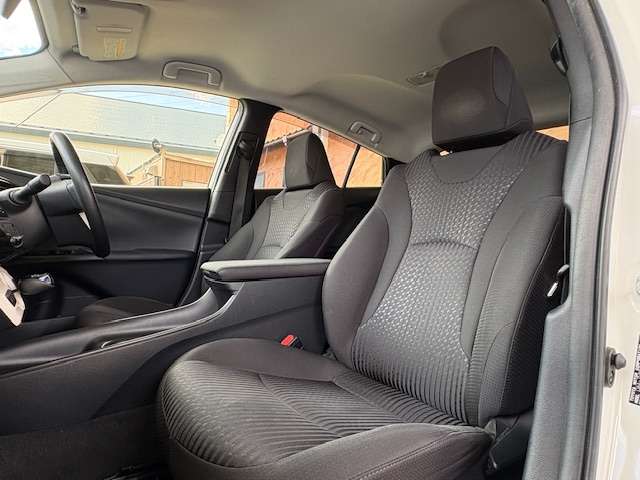 トヨタ プリウス １．８ Ｓ Ｅ－ＦＯＵＲ ４ＷＤ H28年 (東北) 99