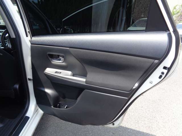 トヨタ プリウスΑ １．８ Ｓ ツーリングセレクション H29年 (中国) 99