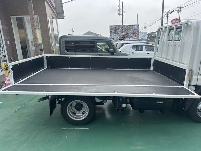 三菱フソウ キャンター ３．０ＤＴ 平ボディ 全低床 ２Ｔ R7年 (東海) 99