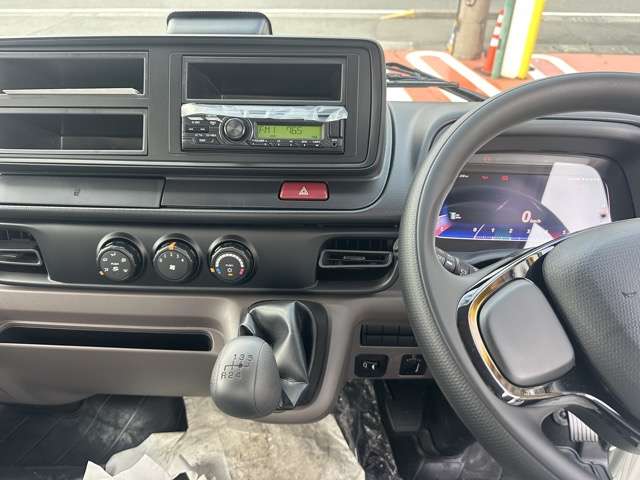 三菱フソウ キャンター ３．０ＤＴ 平ボディ 全低床 ２Ｔ R7年 (東海) 99
