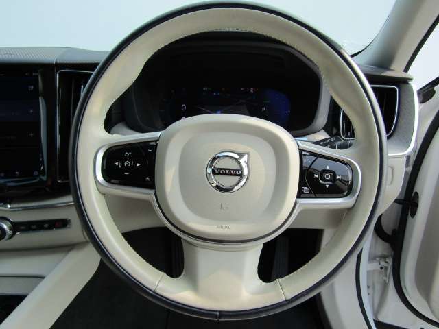 ボルボ ＸＣ６０ リチャージ アルティメット Ｔ６ ＡＷＤ プラグイン ハイブリッド ４ＷＤ R4年 (四国) 99