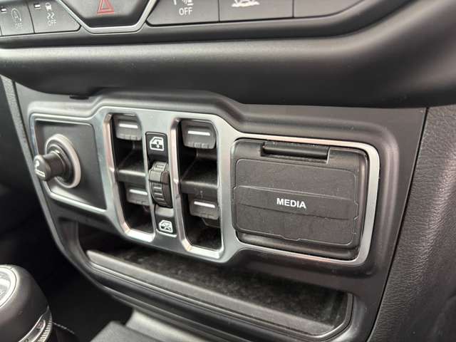 ジープ ラングラー　アンリミテッド アンリミテッド サハラ ２．０Ｌ ４ＷＤ R3年 (東北) 99