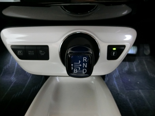 トヨタ プリウス １．８ Ａ プレミアム ツーリングセレクション H29年 (中国) 99