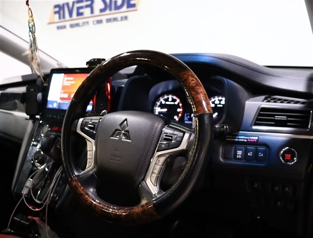 三菱 デリカ　Ｄ：５ アーバンギア ２．２ Ｇ ディーゼルターボ ４ＷＤ R1年 (関東) 99