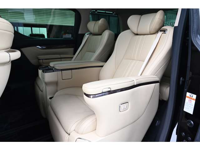 トヨタ アルファード　ハイブリッド ハイブリッド ２．５ エグゼクティブ ラウンジ Ｅ－ＦＯＵＲ ４ＷＤ R4年 (近畿) 99