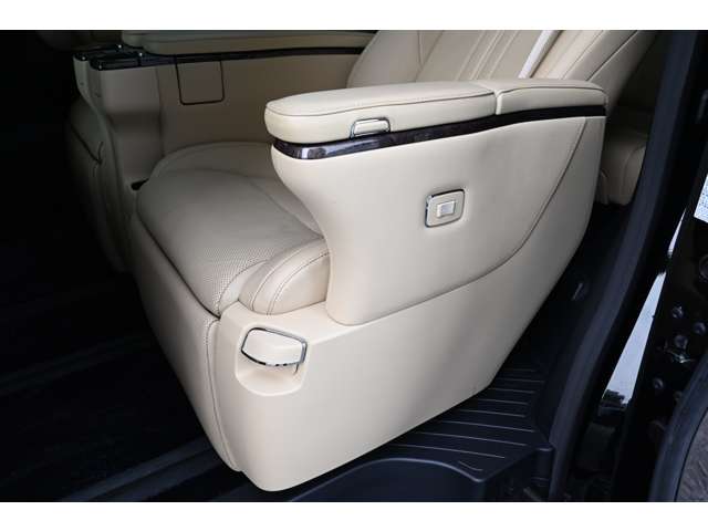 トヨタ アルファード　ハイブリッド ハイブリッド ２．５ エグゼクティブ ラウンジ Ｅ－ＦＯＵＲ ４ＷＤ R4年 (近畿) 99