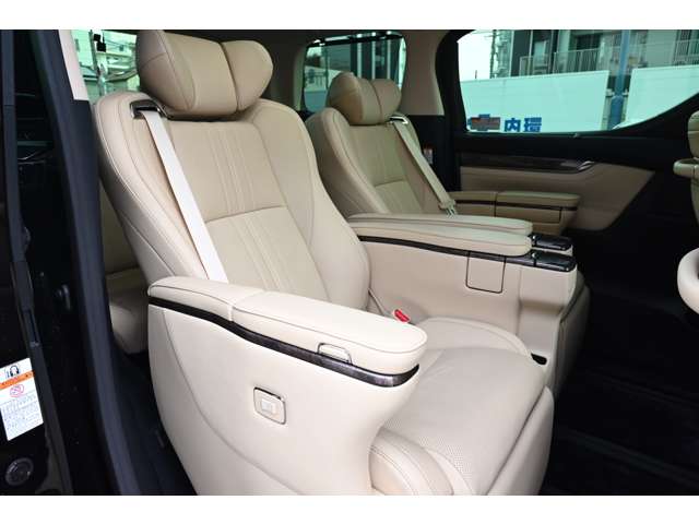 トヨタ アルファード　ハイブリッド ハイブリッド ２．５ エグゼクティブ ラウンジ Ｅ－ＦＯＵＲ ４ＷＤ R4年 (近畿) 99