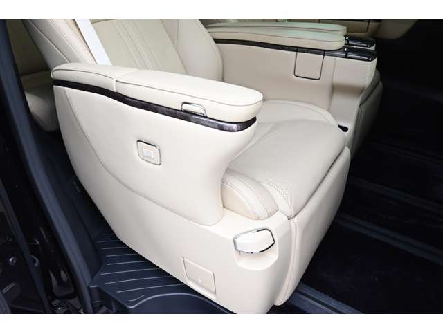 トヨタ アルファード　ハイブリッド ハイブリッド ２．５ エグゼクティブ ラウンジ Ｅ－ＦＯＵＲ ４ＷＤ R4年 (近畿) 99