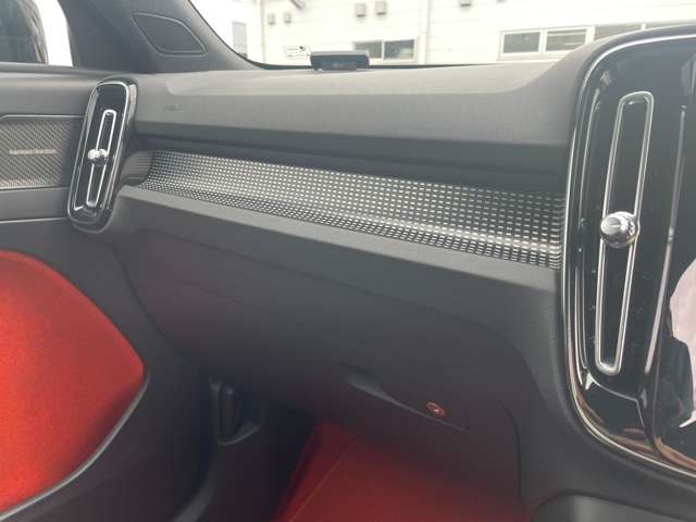 ボルボ ＸＣ４０ Ｔ４ ＡＷＤ Ｒデザイン ４ＷＤ H30年 (東北) 99