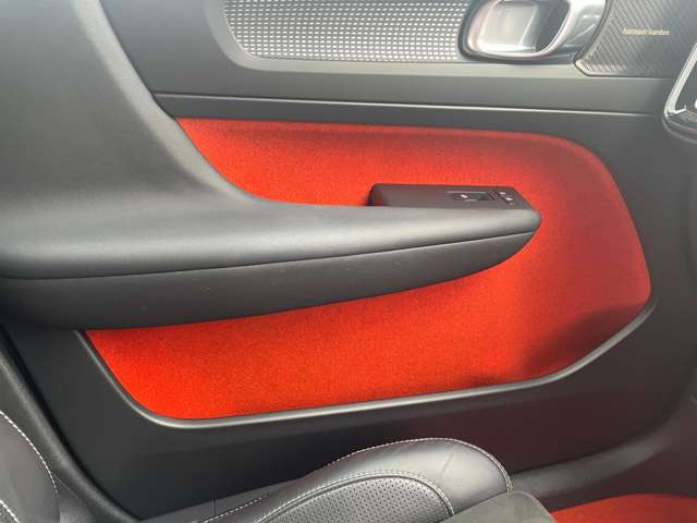 ボルボ ＸＣ４０ Ｔ４ ＡＷＤ Ｒデザイン ４ＷＤ H30年 (東北) 99