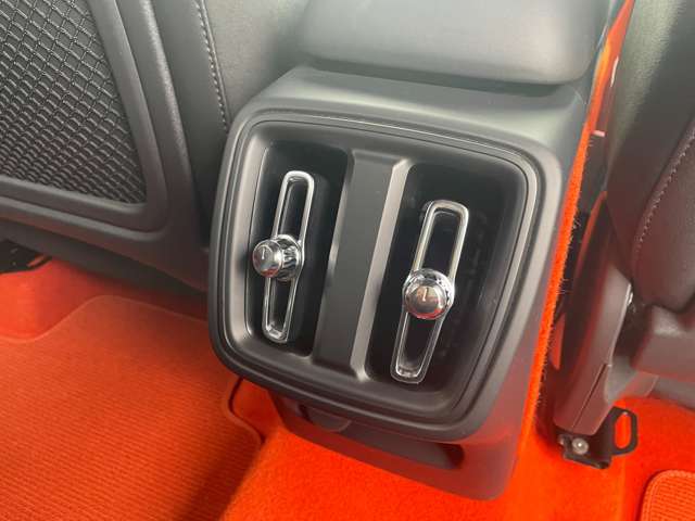 ボルボ ＸＣ４０ Ｔ４ ＡＷＤ Ｒデザイン ４ＷＤ H30年 (東北) 99