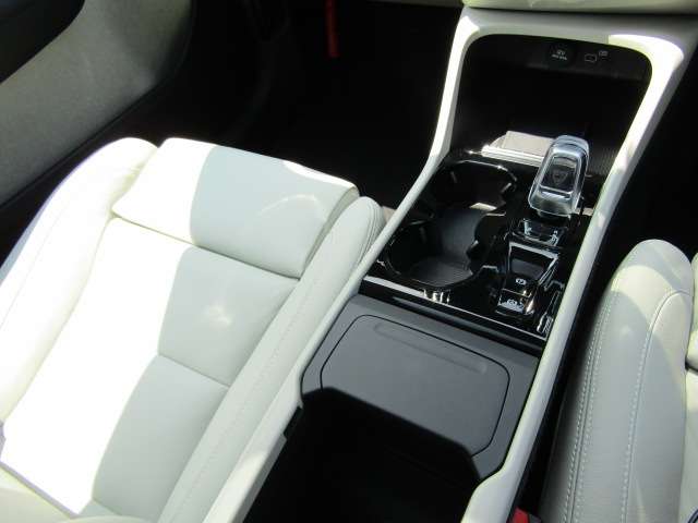 ボルボ ＸＣ４０ ウルトラ Ｂ４ ＡＷＤ ４ＷＤ R6年 (四国) 99