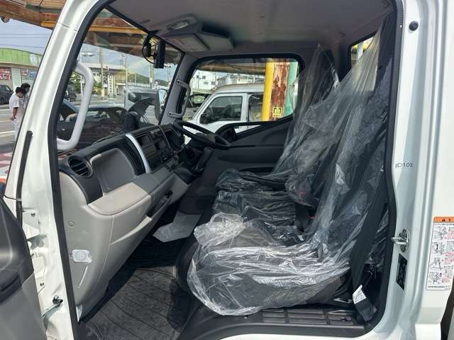 三菱フソウ キャンター ３．０ＤＴ 平ボディ全低床 ２Ｔ R7年 (東海) 99