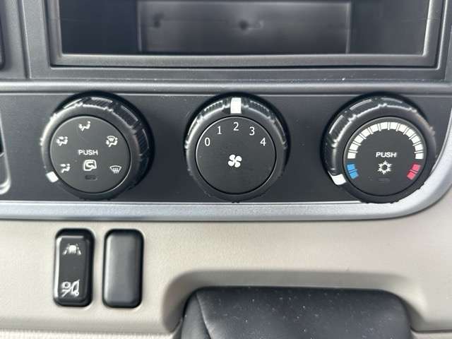 三菱フソウ キャンター ３．０ＤＴ 平ボディ全低床 ２Ｔ R7年 (東海) 99