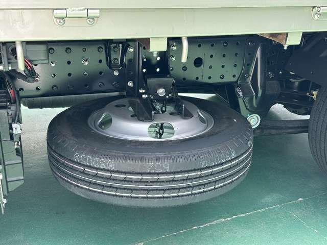 三菱フソウ キャンター ３．０ＤＴ 全低床 ２Ｔ平ボディ垂直ゲート R6年 (東海) 99