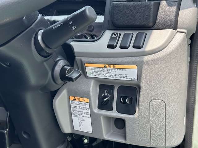 三菱フソウ キャンター ３．０ＤＴ 全低床 ２Ｔ平ボディ垂直ゲート R6年 (東海) 99