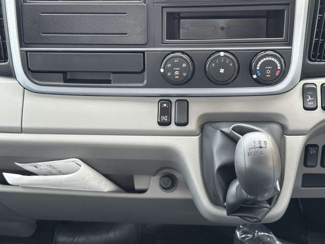 三菱フソウ キャンター ３．０ＤＴ 全低床 ２Ｔ平ボディ垂直ゲート R6年 (東海) 99