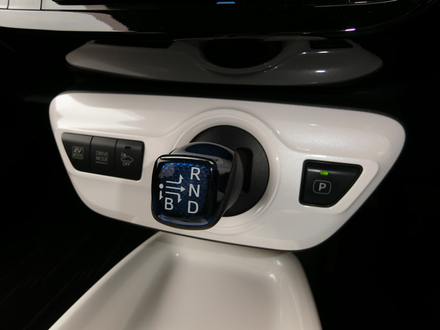 トヨタ プリウス １．８ Ａ H28年 (中国) 99