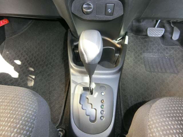 トヨタ ヴィッツ　ハイブリッド １．５ ハイブリッド Ｆ R1年 (中国) 99