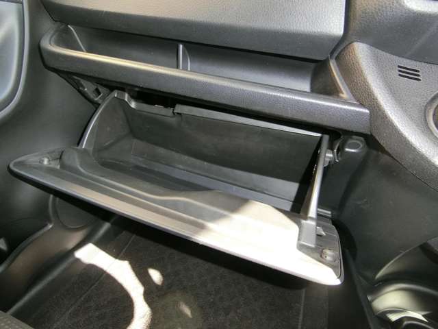 トヨタ ヴィッツ　ハイブリッド １．５ ハイブリッド Ｆ R1年 (中国) 99