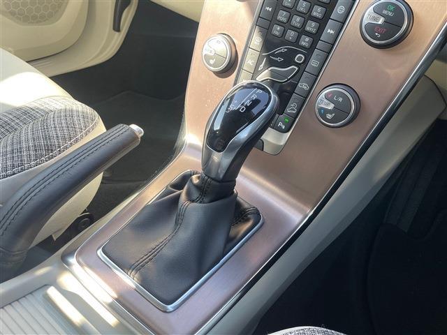 ボルボ Ｖ４０クロスカントリー Ｔ５ ＡＷＤ モメンタム ４ＷＤ H29年 (東北) 99