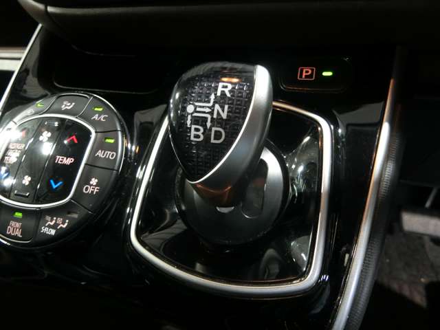 トヨタ エスクァイア　ハイブリッド １．８ ハイブリッド ＧＩ H27年 (中国) 99