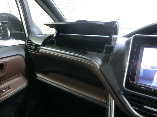 トヨタ エスクァイア　ハイブリッド １．８ ハイブリッド ＧＩ H27年 (中国) 99