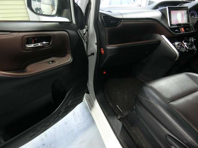 トヨタ エスクァイア　ハイブリッド １．８ ハイブリッド ＧＩ H27年 (中国) 99