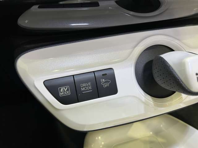 トヨタ プリウス １．８ Ａ プレミアム H29年 (関東) 99