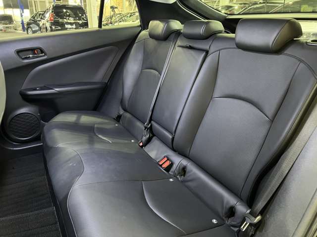 トヨタ プリウス １．８ Ａ プレミアム H29年 (関東) 99