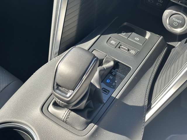 トヨタ ハリアー　ハイブリッド ２．５ ハイブリッド Ｅ－ＦＯＵＲ Ｚ レザーパッケージ ４ＷＤ R6年 (東海) 99