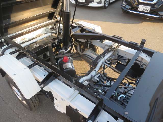 スズキ キャリイトラック ６６０ 頑丈ダンプ ３方開 ４ＷＤ R6年 (関東) 99