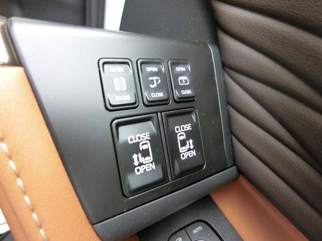 トヨタ ヴェルファイア　ハイブリッド ハイブリッド ２．５ Ｚプレミア Ｅ－ＦＯＵＲ ４ＷＤ R5年 (中国) 99