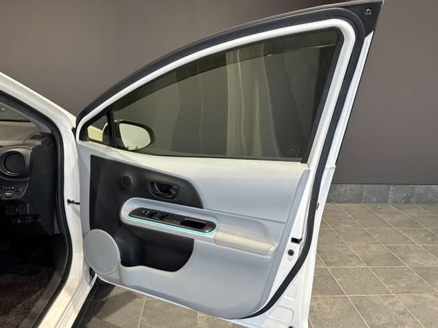 トヨタ アクア １．５ Ｓ H25年 (近畿) 99